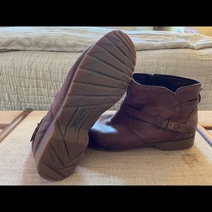 Genuine leather Teva boots. Waterproof